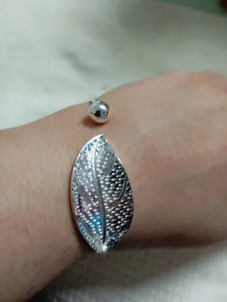 Pulsera de plata con diseño de hoja