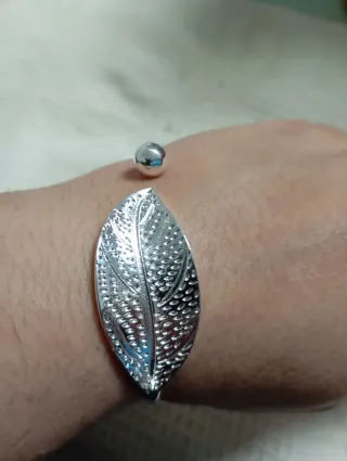 Pulsera de plata con diseño de hoja