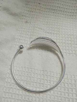 Pulsera de plata con diseño de hoja