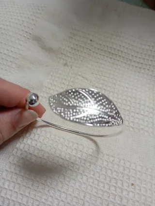 Pulsera de plata con diseño de hoja
