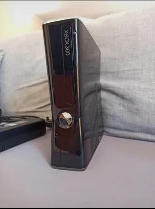 Xbox 360 Slim Console Nera + Accessori