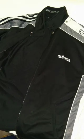Conjunto deportivo Adidas negro y gris
