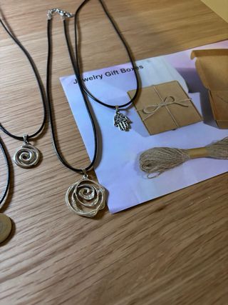 5 collane con ciondoli e scatole nuove.