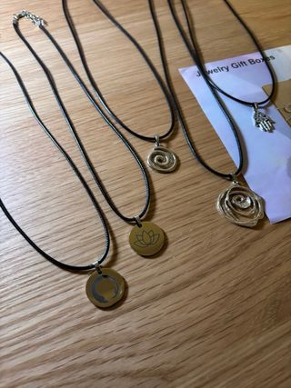 5 collane con ciondoli e scatole nuove.