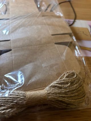 5 collane con ciondoli e scatole nuove.