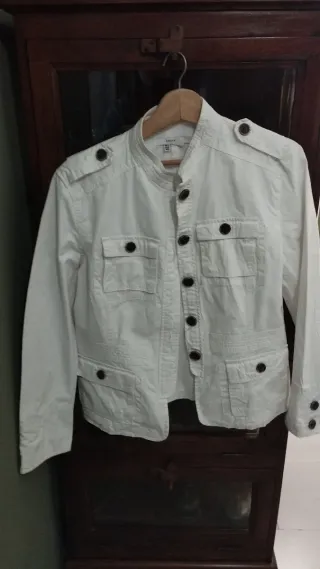 Chaqueta blanca militar