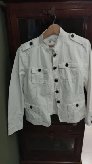 Chaqueta blanca militar