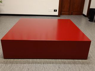 Tavolino cubo laccato rosso