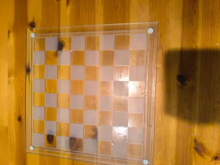 Scacchiera in vetro con pedine