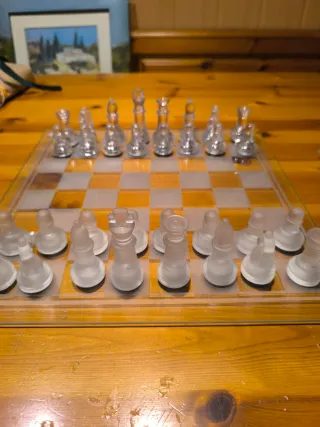 Scacchiera in vetro con pedine