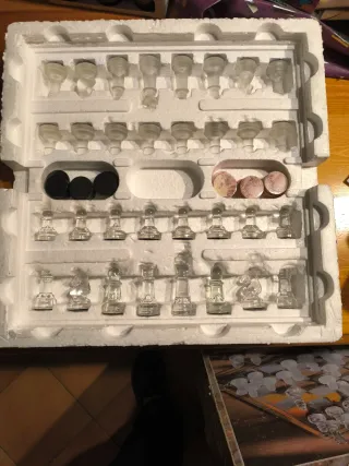 Scacchiera in vetro con pedine