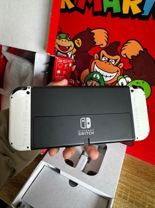 Nintendo Switch OLED CÓMO NUEVA aún con plásticos.