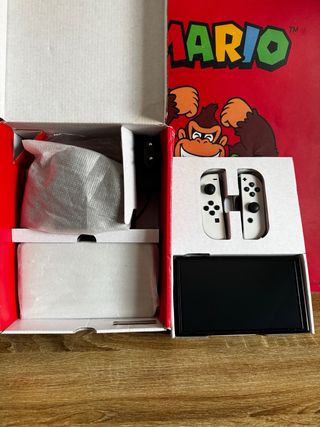 Nintendo Switch OLED CÓMO NUEVA aún con plásticos.