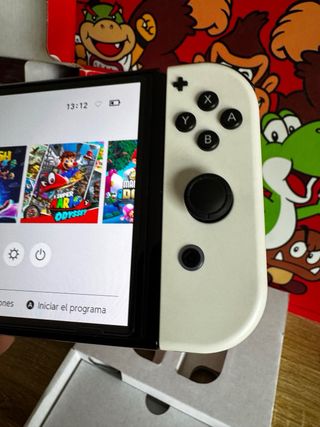 Nintendo Switch OLED CÓMO NUEVA aún con plásticos.