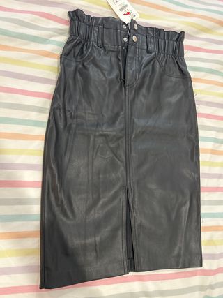 Falda midi efecto cuero negra Talla S CON ETIQUETA