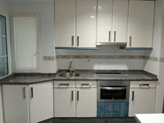 Muebles de cocina blancos y blanco