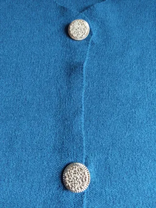 Chaleco azul con botones plateados