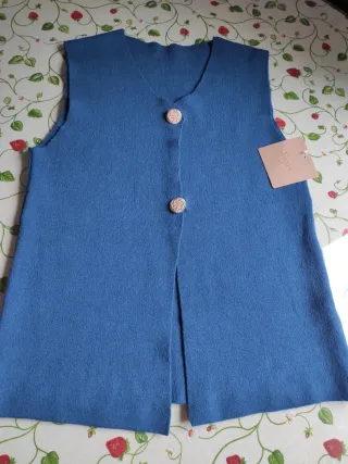 Chaleco azul con botones plateados