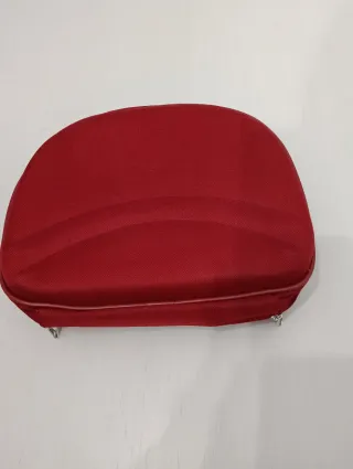 Neceser rojo con figura azul