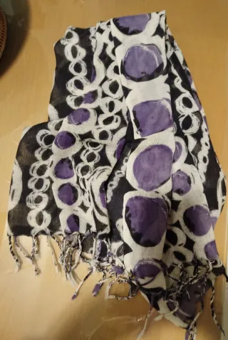 Fular  Adolfo Domínguez Morado y Negro