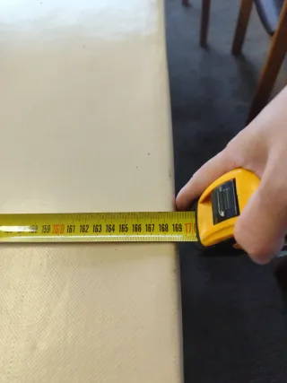 Mesa de madera forrada con lona beige