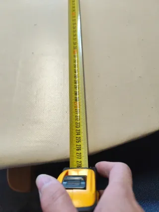 Mesa de madera forrada con lona beige