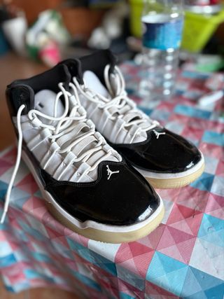 Jordan 11 Retro Negro Blanco