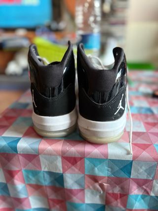 Jordan 11 Retro Negro Blanco