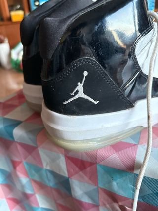 Jordan 11 Retro Negro Blanco