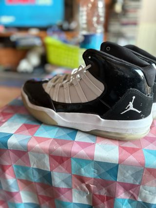 Jordan 11 Retro Negro Blanco