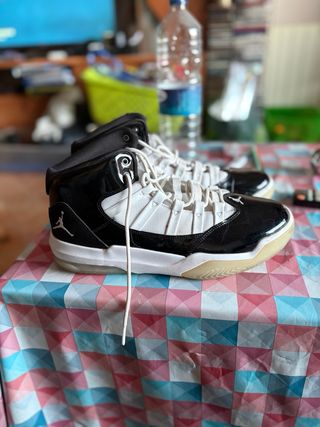 Jordan 11 Retro Negro Blanco