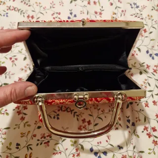 Bolso de fiesta rojo y dorado.