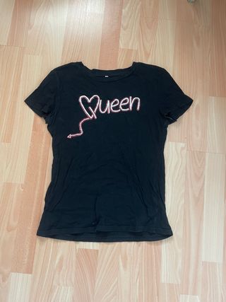 Camiseta SHEIN negra con corazón y Queen