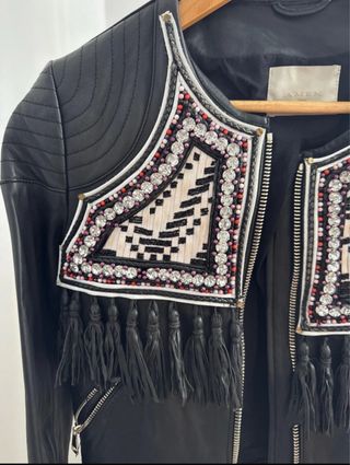 giacca in pelle con dettagli ricamati e frange