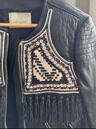 giacca in pelle con dettagli ricamati e frange