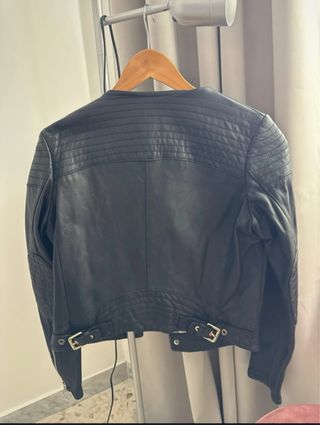 giacca in pelle con dettagli ricamati e frange