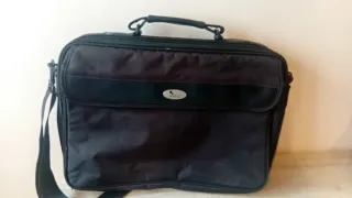 Bolsa de viaje portátil negra y marrón