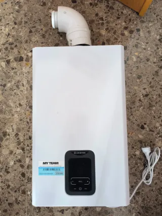 Calentador de gas Ariston blanco