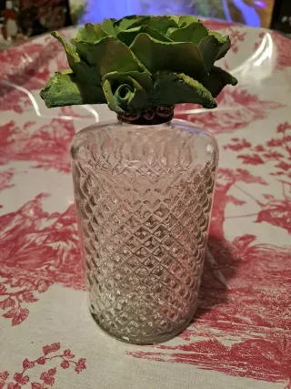 Bottiglia in vetro decorata con fiore