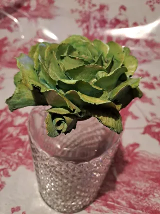 Bottiglia in vetro decorata con fiore