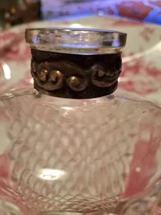 Bottiglia in vetro decorata con fiore