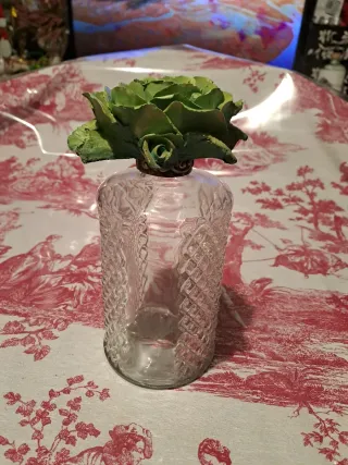 Bottiglia in vetro decorata con fiore