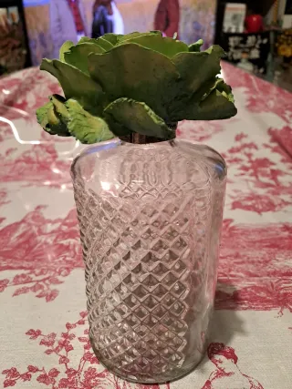 Bottiglia in vetro decorata con fiore