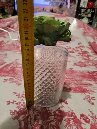 Bottiglia in vetro decorata con fiore