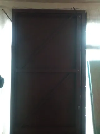 Puerta de metal oscura