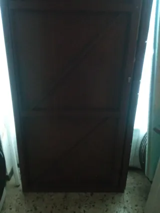 Puerta de metal oscura