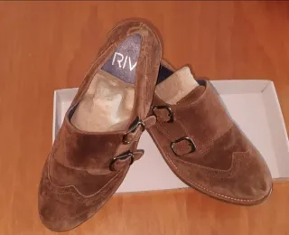 Zapatos de serraje marrones nuevos