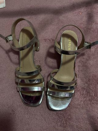 Tacones plateados con pedrería MENBUR