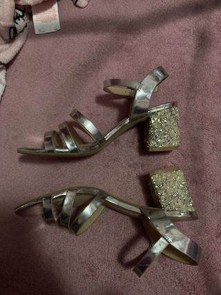 Tacones plateados con pedrería MENBUR