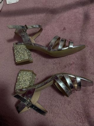 Tacones plateados con pedrería MENBUR